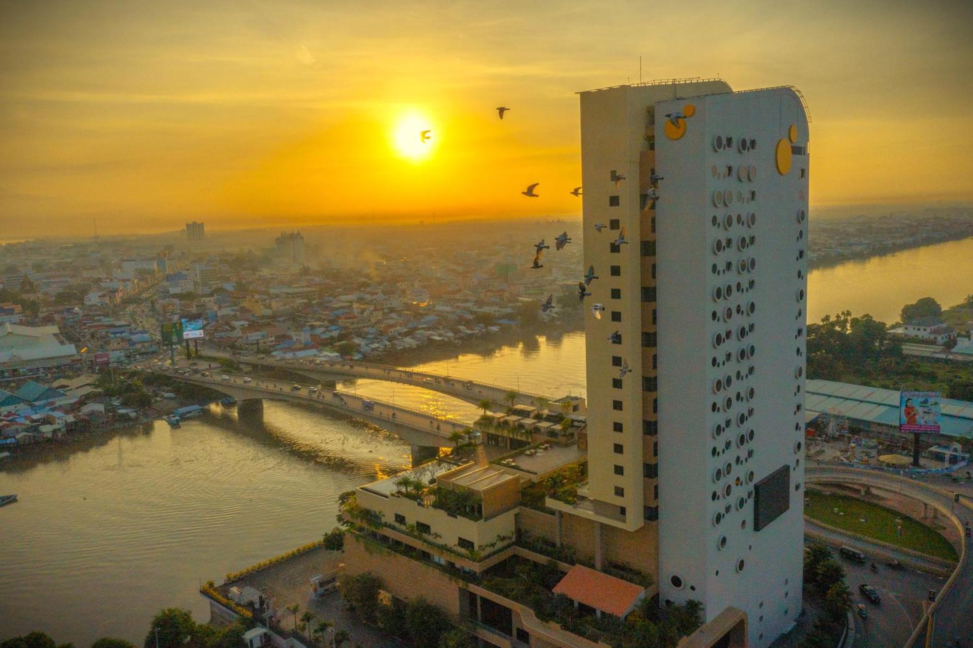 Sun & Moon, Riverside Hotel Phnom Penh Ngoại thất bức ảnh